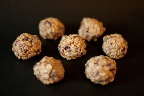No-Bake Peanut Butter Energy Bites from freshandfoodie.com @freshandfoodie