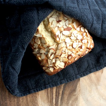 cardamom pound cake from freshandfoodie.com @freshandfoodie
