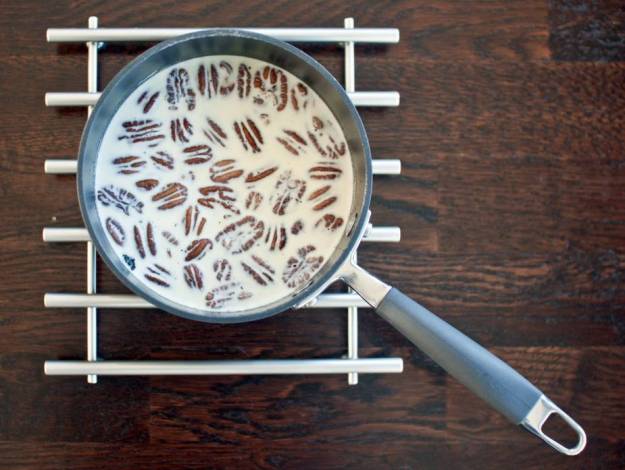 Bourbon Pecan Pie Ice Cream from freshandfoodie.com @freshandfoodie